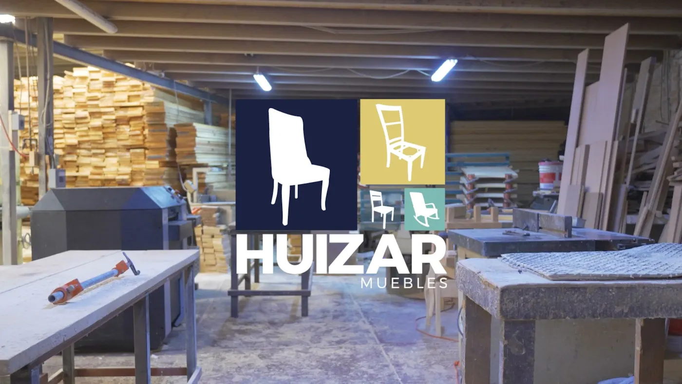 Cortinilla del spot de Muebles Huizar: el taller con el logotipo de la marca